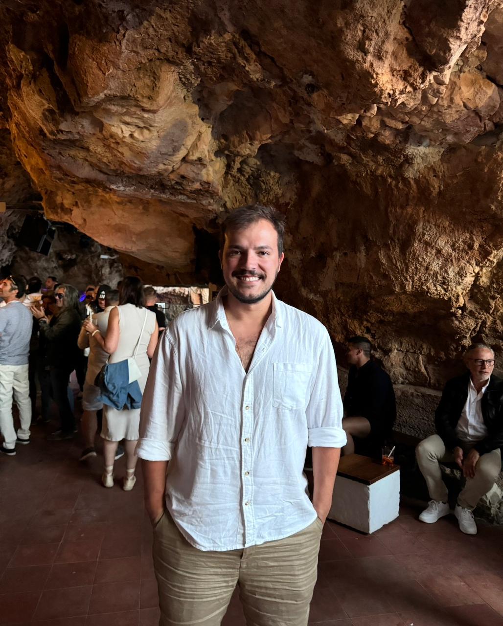 Gabriel Zanette na Cova d'en Xoroi, em Menorca, Espanha